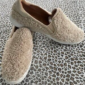UGG Ricci fuzzy Shoe Women’s Size 9 neutral beige slip on sneakers